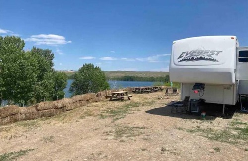 Swanlake Casa | Hammocks & kayaks with1 bed trailer, tiki torches, & tent space for extra guest