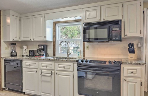 Milledgeville Casa | Lake Sinclair Cottage with Deck & Boat Dock!