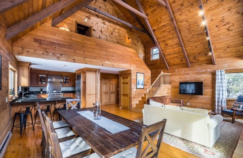 Londonderry Casa | Lake, Ski, Hiking, Shopping Vermont Getaway! Just Steps Away From Everything!