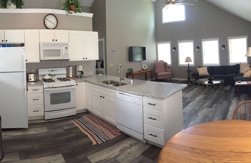 Alburg Cabaña | Lake Sunrise Cottage on Lake Champlain