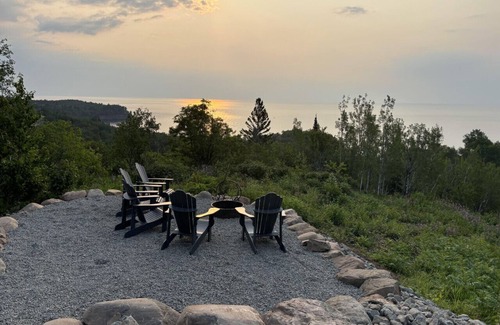 Silver Bay Cabina | Vista superior: 2 dormitorios más una cabaña tipo loft y 2 baños con vista al lago