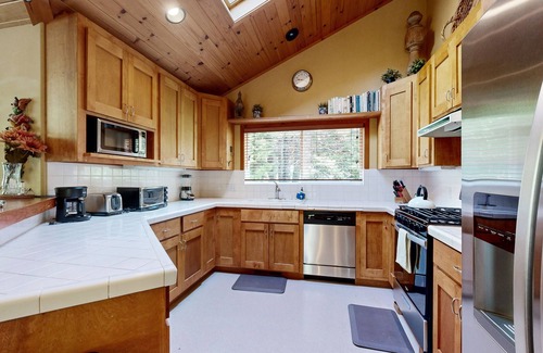 Comstock Acres Cabina | Lake Tahoe Cabin with Hot Tub, Private Studio, Garage & Yard - Near Resorts