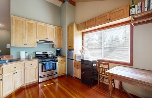 Comstock Acres Cabina | Lake Tahoe Cabin with Hot Tub, Private Studio, Garage & Yard - Near Resorts