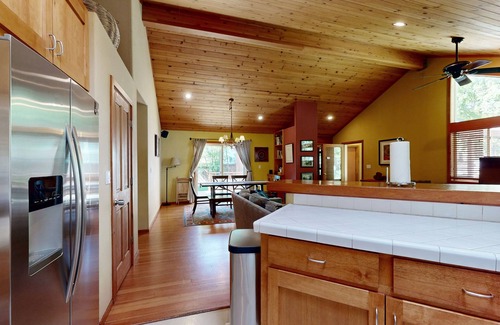 Comstock Acres Cabina | Lake Tahoe Cabin with Hot Tub, Private Studio, Garage & Yard - Near Resorts