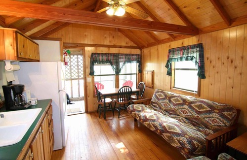 Mead Cabina | Lake Texoma Cedar Cabin