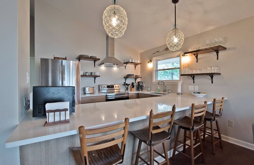 Norwood Casa | Lake Tillery: hermosos amaneceres, gran porche con mosquitero y casa recientemente renovada
