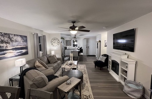 Craig Beach Cabaña | Lake Time Cottage Lake Milton OH: Wifi, Smart TVs, gas fire pit, lake toys,