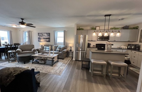 Craig Beach Cabaña | Lake Time Cottage Lake Milton OH: Wifi, Smart TVs, gas fire pit, lake toys,