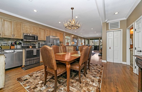 Lake Toxaway Condominio | Lake Toxaway Falls: Waterfall Views, Luxury Condo, minutes from hiking!