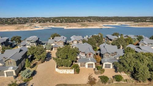 Spicewood Casa | Lake Travis Cottage - Hot Tub - Pickleball - BBQ