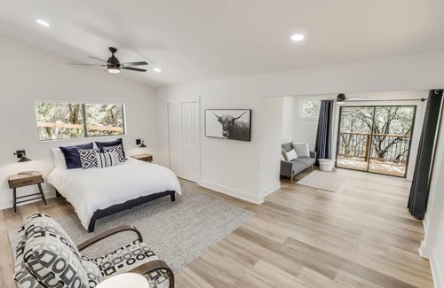 Lago Vista Casa | Lake Travis Valley View Retreat on 5 acres