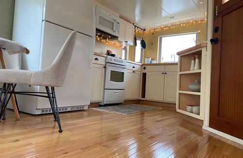 Wallingford Alquiler De Eote | Lake Union houseboat with skyline views from all three decks. Luxury living.