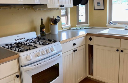 Wallingford Alquiler De Eote | Lake Union houseboat with skyline views from all three decks. Luxury living.