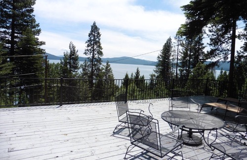 Lake Almanor Country Club Cabina | Lake Almanor County Club sleeps ten people beautiful view of lake off huge deck