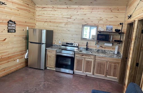 Grove Cabina | Lake view 2 bedroom cabin that sleeps 6. Private deck and fire pit area.