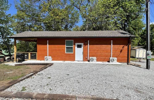 Grove Cabina | Lake view 2 bedroom cabin that sleeps 6. Private deck and fire pit area.
