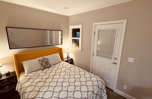 Downtown Los Angeles Cabaña | LAKE VIEW 3b/3.5b Central to DTLA/HOLLYWOOD. Famous Sunset Blvd 3 min walk.