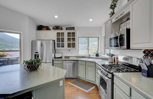 Palmer Lake Casa | Lake View 5-Bedroom House with a Mountain Backdrop