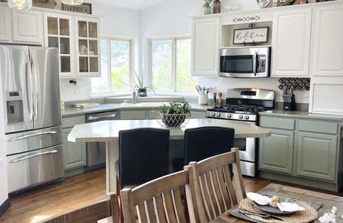 Palmer Lake Casa | Lake View 5-Bedroom House with a Mountain Backdrop