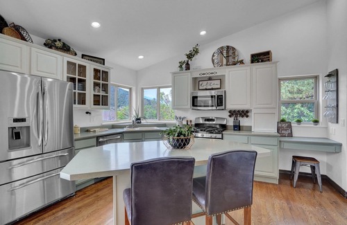 Palmer Lake Casa | Lake View 5-Bedroom House with a Mountain Backdrop