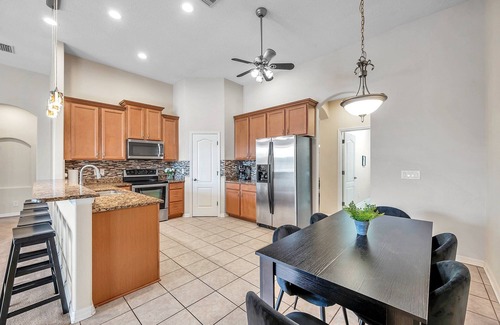 Ruskin Casa | Lake View 6 bedrooms, tennis Courts, playground, close to beach area, large home