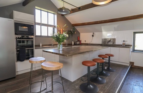 Macclesfield Cabaña | LAKE VIEW BARN, family friendly, with hot tub in Macclesfield
