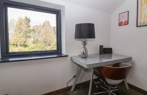 Macclesfield Cabaña | LAKE VIEW BARN, family friendly, with hot tub in Macclesfield