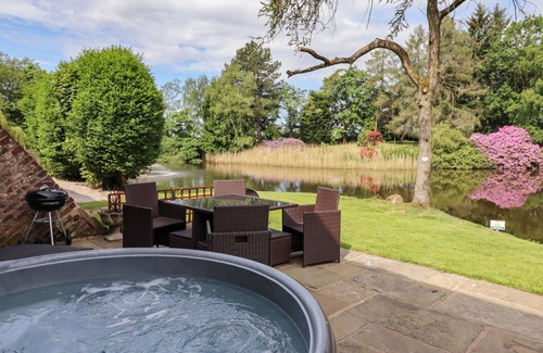 Macclesfield Cabaña | LAKE VIEW BARN, family friendly, with hot tub in Macclesfield