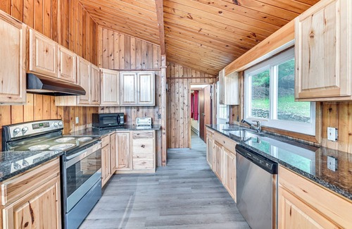 Hadley Cabina | Lake-View Cabin w/ Furnished Deck in Hadley!