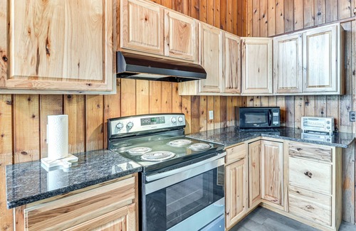 Hadley Cabina | Lake-View Cabin w/ Furnished Deck in Hadley!