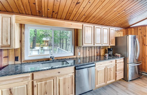 Hadley Cabina | Lake-View Cabin w/ Furnished Deck in Hadley!
