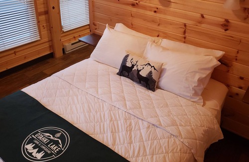 Patterson Cabina | Lake View Cabin with Hot Tub