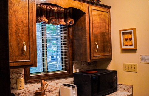 Pine Mountain Chalet De Esquí | Lake View chalet with screened in porch perfect for weekend getaway!