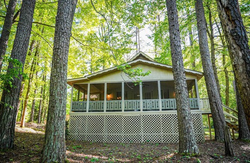 Pine Mountain Chalet De Esquí | Lake View chalet with screened in porch perfect for weekend getaway!