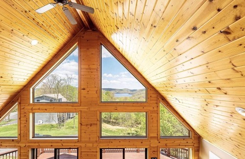 Oakland Chalet De Esquí | Lake View Chalet with Hot Tub and Fire Pit
