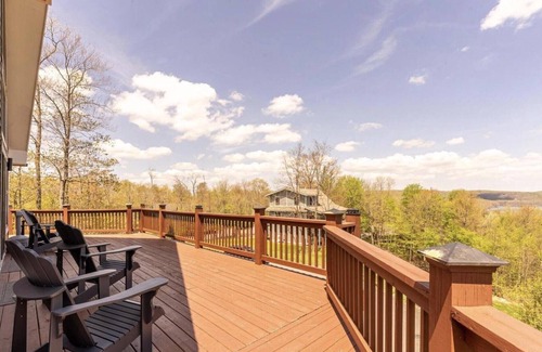 Oakland Chalet De Esquí | Lake View Chalet with Hot Tub and Fire Pit