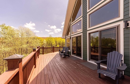 Oakland Chalet De Esquí | Lake View Chalet with Hot Tub and Fire Pit