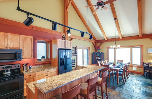 St. Albans Casa | Waterfront Lake Champlain Home w / Bañera de hidromasaje y sauna!