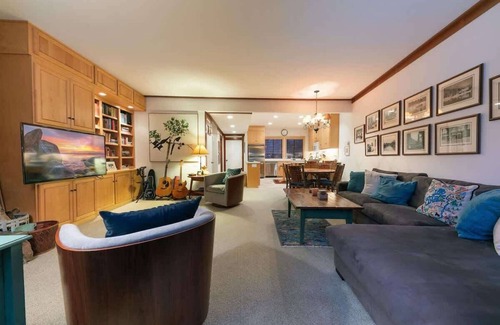Tahoe Sierra Estates Casa | Lake View-Pool/Pier/Patio/Tennis/Pickleball-Walk to Downtown Tahoe City!