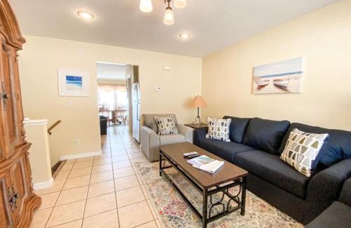 Harbor Village Casa | Lake View Condo 890 2