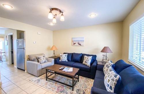 Harbor Village Casa | Lake View Condo 890 2