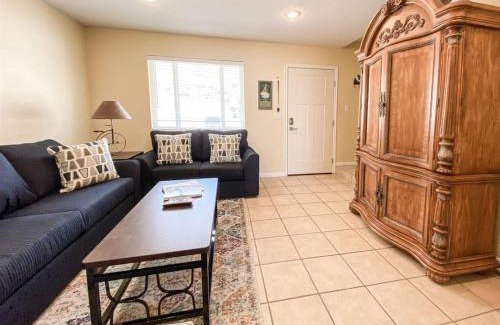 Harbor Village Casa | Lake View Condo 890 2