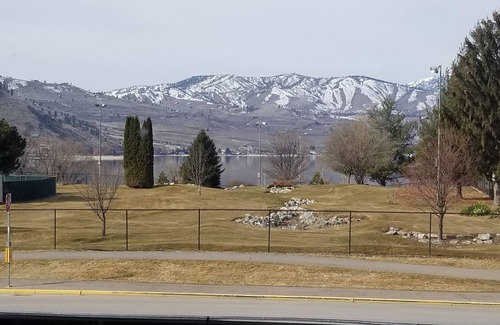 Manson Condominio | Lake View Condo across from the Public Park and Beach, Downtown Chelan!
