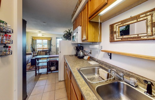 Rockwood Condominio | Lake view condo overlooking Mt. Kineo with shared dock, balcony & fast WiFi
