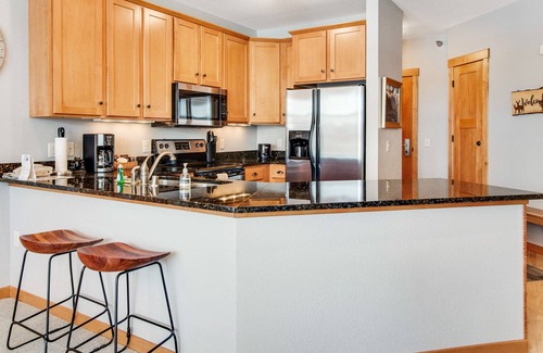 Three Lakes Condominio | Lake-view condo with indoor pool, hot tubs, sports courts, game room, & gym