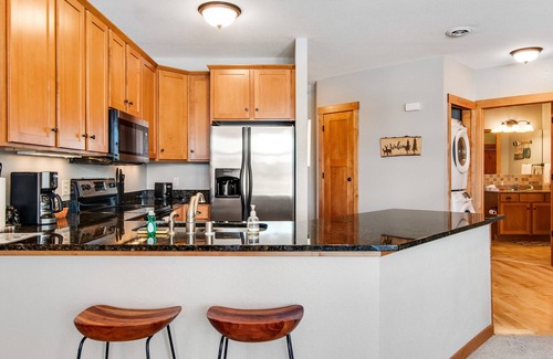 Three Lakes Condominio | Lake-view condo with indoor pool, hot tubs, sports courts, game room, & gym