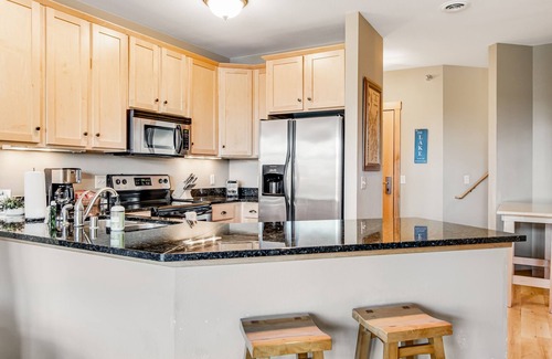 Three Lakes Condominio | Lake-view condo with fireplace, loft, washer/dryer, pools, hot tubs, & firepit