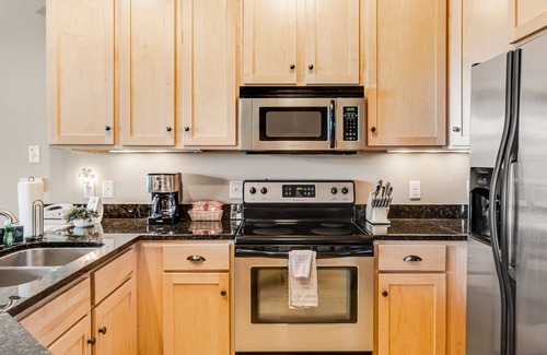 Three Lakes Condominio | Lake-view condo with fireplace, loft, washer/dryer, pools, hot tubs, & firepit