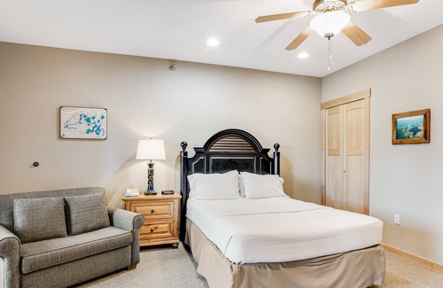Three Lakes Condominio | Lake-view condo with fireplace, loft, washer/dryer, pools, hot tubs, & firepit