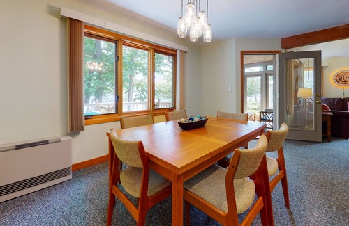 Bristol Condominio | Lake View Condo with WiFi, Fireplace, Deck, Sun Room, & Shared Pool/Tennis/Beach